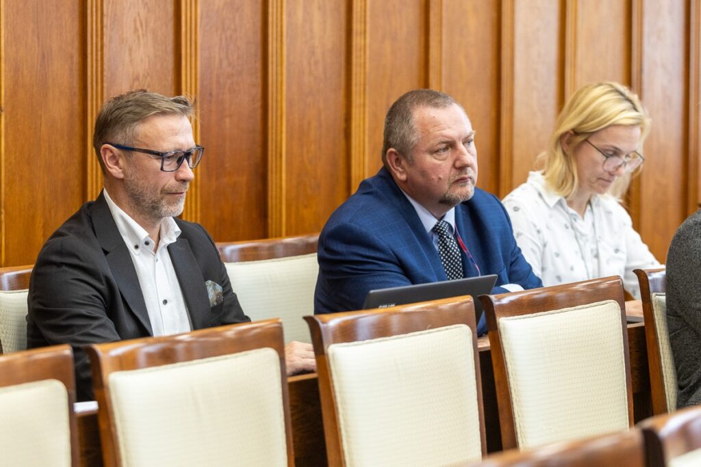 Sesja absolutoryjna sejmiku województwa, Szymon Zdziebło, tarantoga.pl dla UMWKP