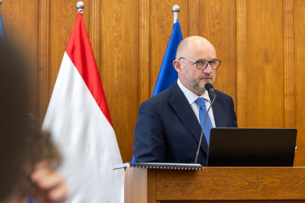 Sesja absolutoryjna sejmiku województwa, Szymon Zdziebło, tarantoga.pl dla UMWKP