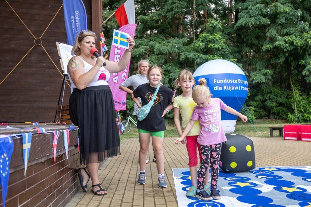 Piknik europejski w Łubiance, fot. Szymon Zdziebło, tarantoga.pl dla UMWKP