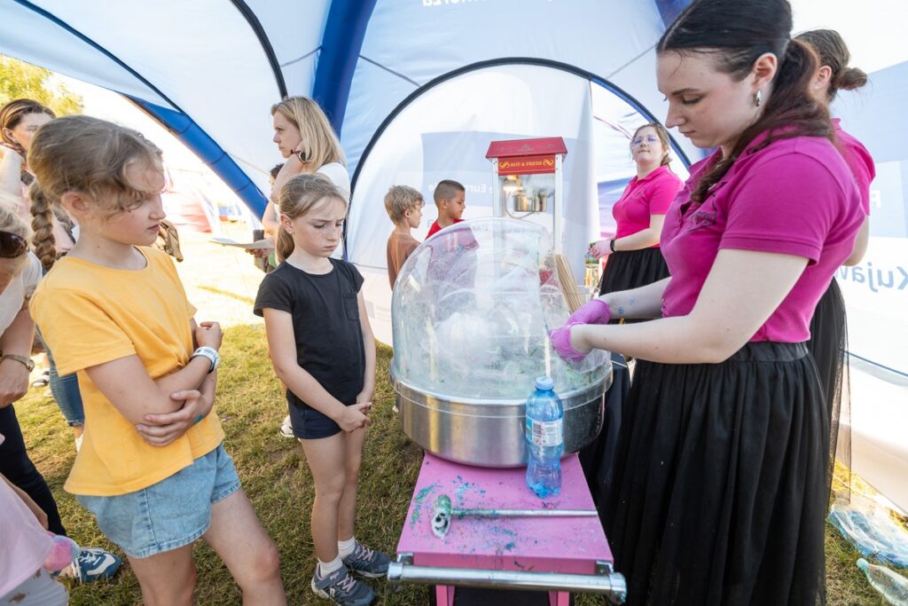 Piknik europejski w Łubiance, fot. Szymon Zdziebło, tarantoga.pl dla UMWKP
