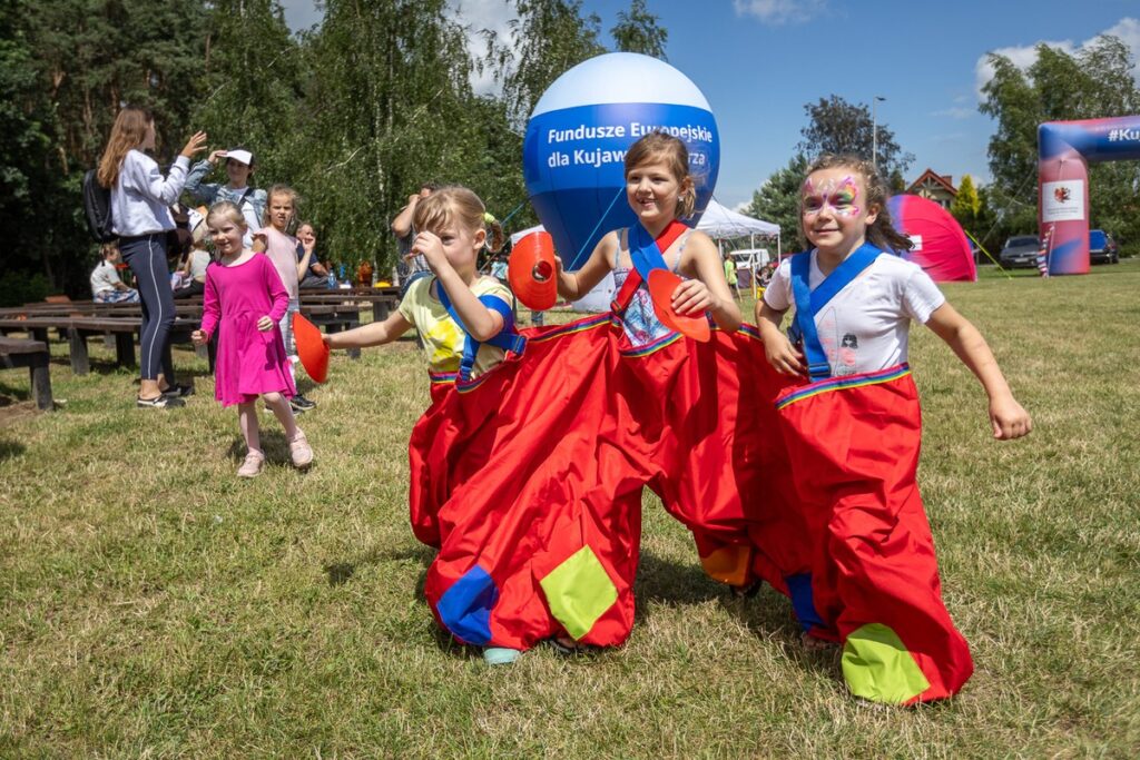 Piknik europejski w Łubiance, fot. Szymon Zdziebło, tarantoga.pl dla UMWKP