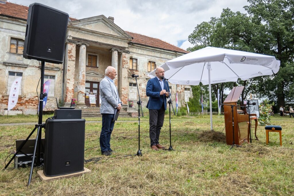 Piknik na rozpoczęcie wakacji w Nawrze, fot. Szymon Zdziebło, tarantoga.pl dla UMWKP