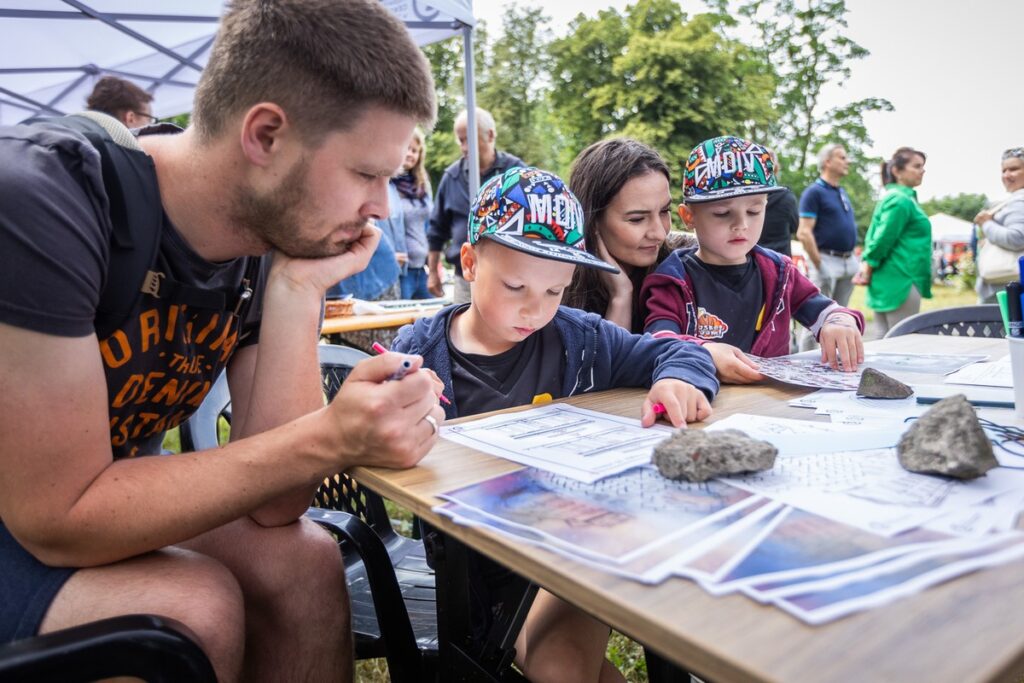 Piknik na rozpoczęcie wakacji w Nawrze, fot. Szymon Zdziebło, tarantoga.pl dla UMWKP