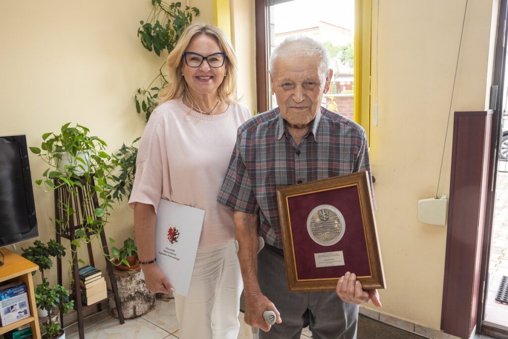Wręczenie medalu Unitas Durat Edwardowi Holinko fot. Mikołaj Kuras dla UMWKP