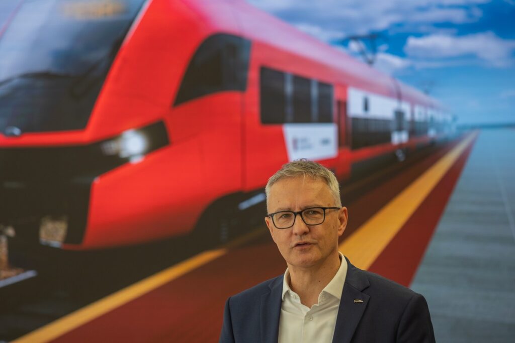 Ceremonia przekazania umowy z Pesą, fot. Mikołaj Kuras dla UMWKP