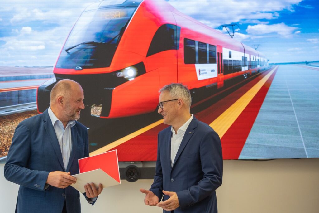 Ceremonia przekazania umowy z Pesą, fot. Mikołaj Kuras dla UMWKP