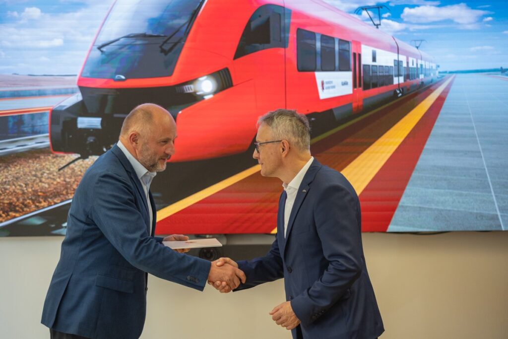 Ceremonia przekazania umowy z Pesą, fot. Mikołaj Kuras dla UMWKP