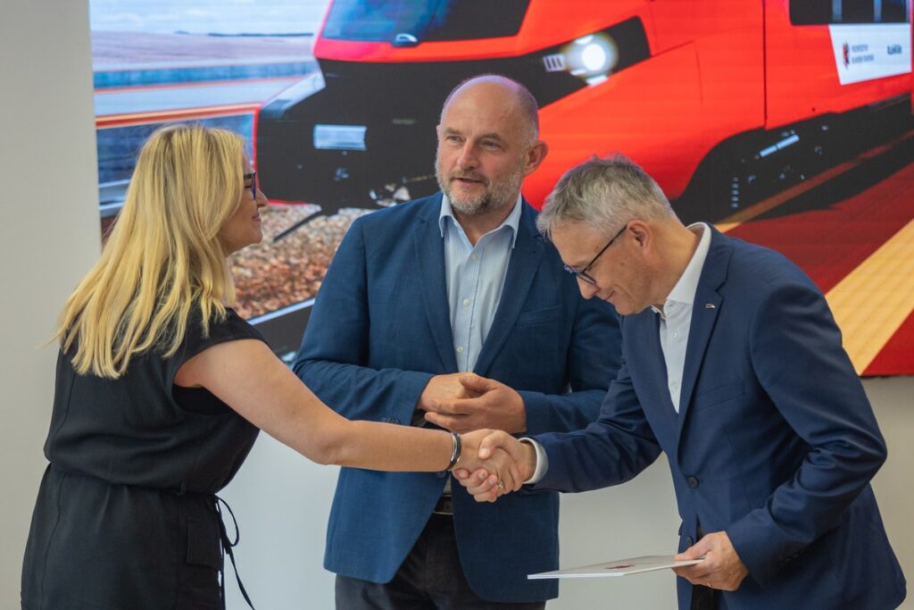 Ceremonia przekazania umowy z Pesą, fot. Mikołaj Kuras dla UMWKP