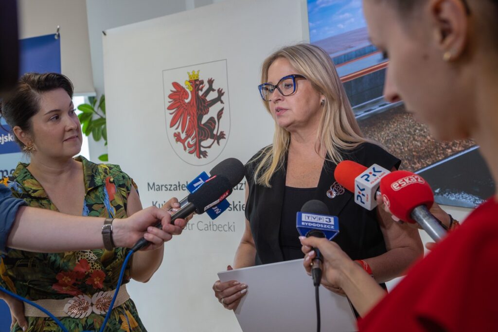 Ceremonia przekazania umowy z Pesą, fot. Mikołaj Kuras dla UMWKP