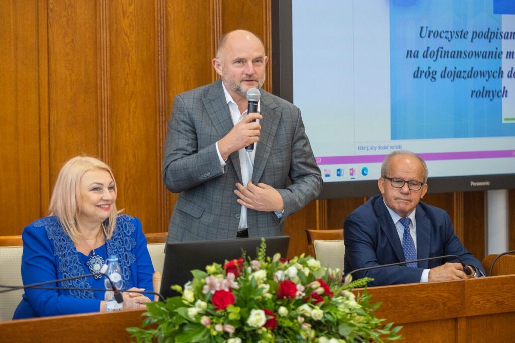 Ceremonia przekazania umów dotacyjnych na modernizację wiejskich dróg, fot. Mikołaj Kuras dla UMWKP