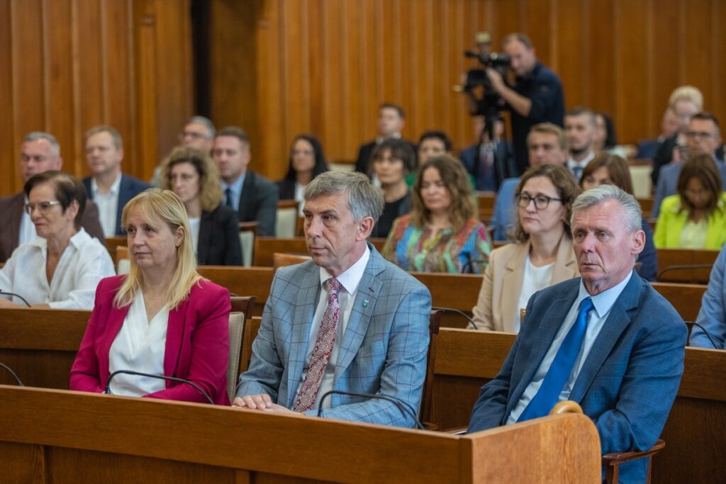 Ceremonia przekazania umów dotacyjnych na modernizację wiejskich dróg, fot. Mikołaj Kuras dla UMWKP