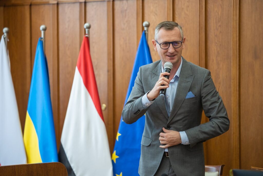 Ceremonia przekazania umów dotacyjnych na modernizację wiejskich dróg, fot. Mikołaj Kuras dla UMWKP