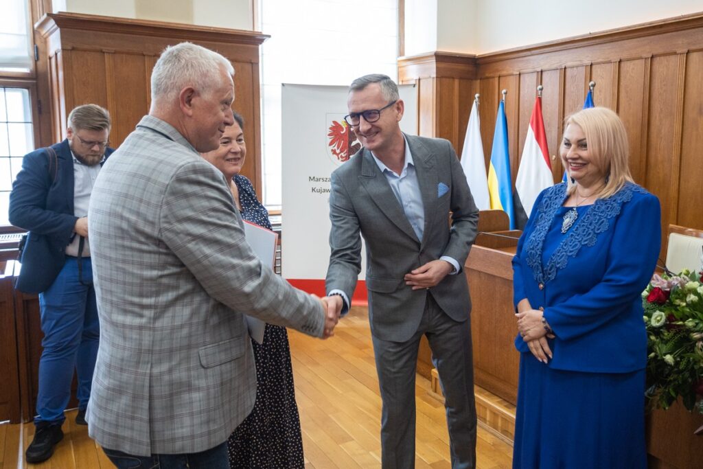 Ceremonia przekazania umów dotacyjnych na modernizację wiejskich dróg, fot. Mikołaj Kuras dla UMWKP