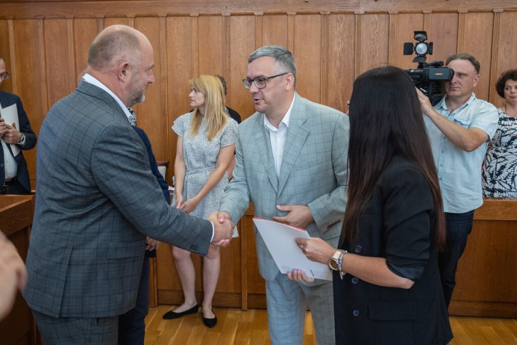 Ceremonia przekazania umów dotacyjnych na modernizację wiejskich dróg, fot. Mikołaj Kuras dla UMWKP