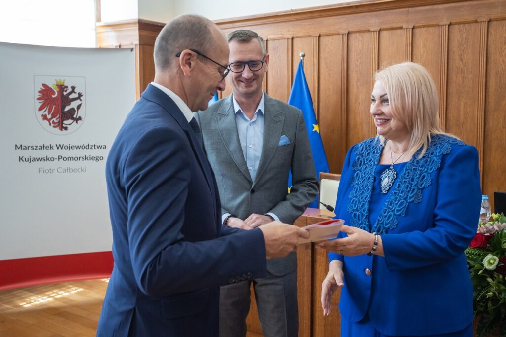 Ceremonia przekazania umów dotacyjnych na modernizację wiejskich dróg, fot. Mikołaj Kuras dla UMWKP