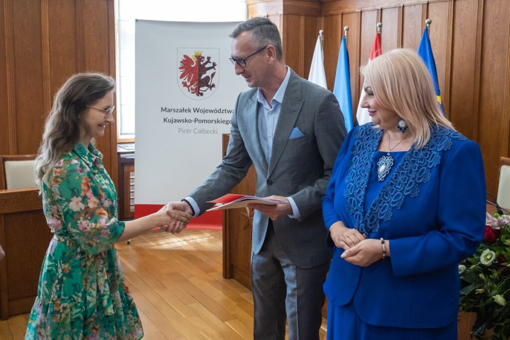 Ceremonia przekazania umów dotacyjnych na modernizację wiejskich dróg, fot. Mikołaj Kuras dla UMWKP