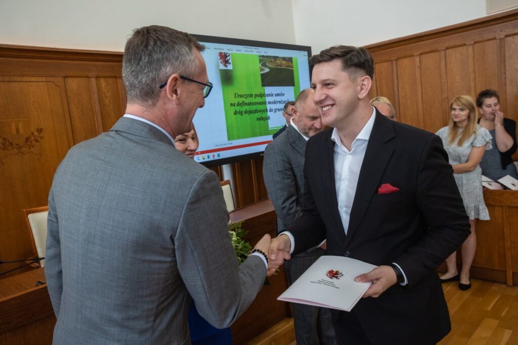 Ceremonia przekazania umów dotacyjnych na modernizację wiejskich dróg, fot. Mikołaj Kuras dla UMWKP
