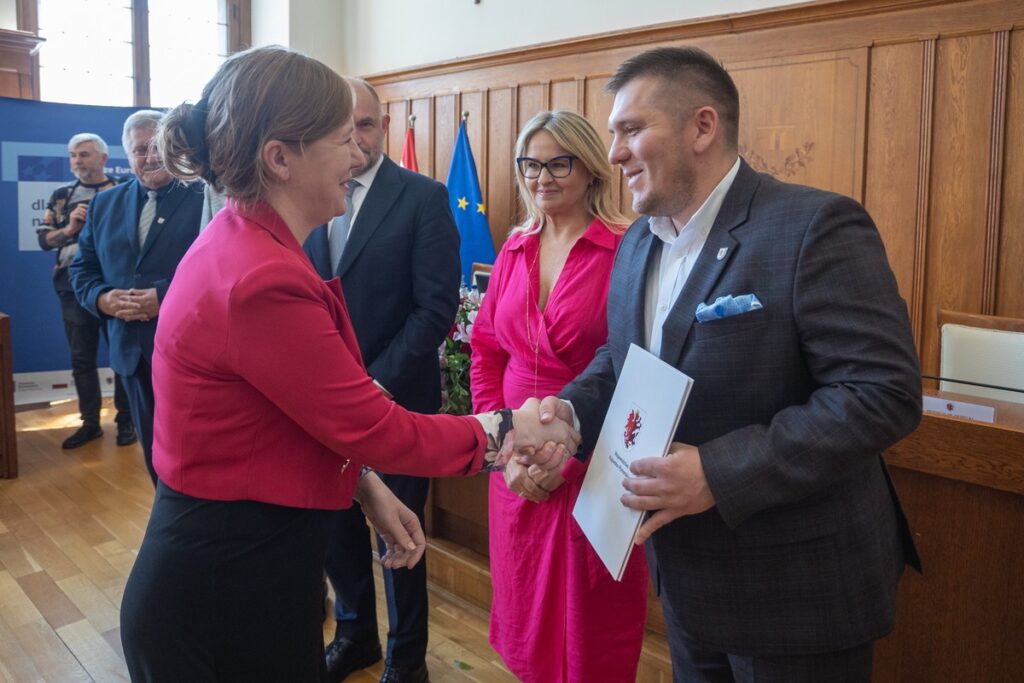 Ceremonia wręczenia umów, fot. Mikołaj Kuras dla UMWKP