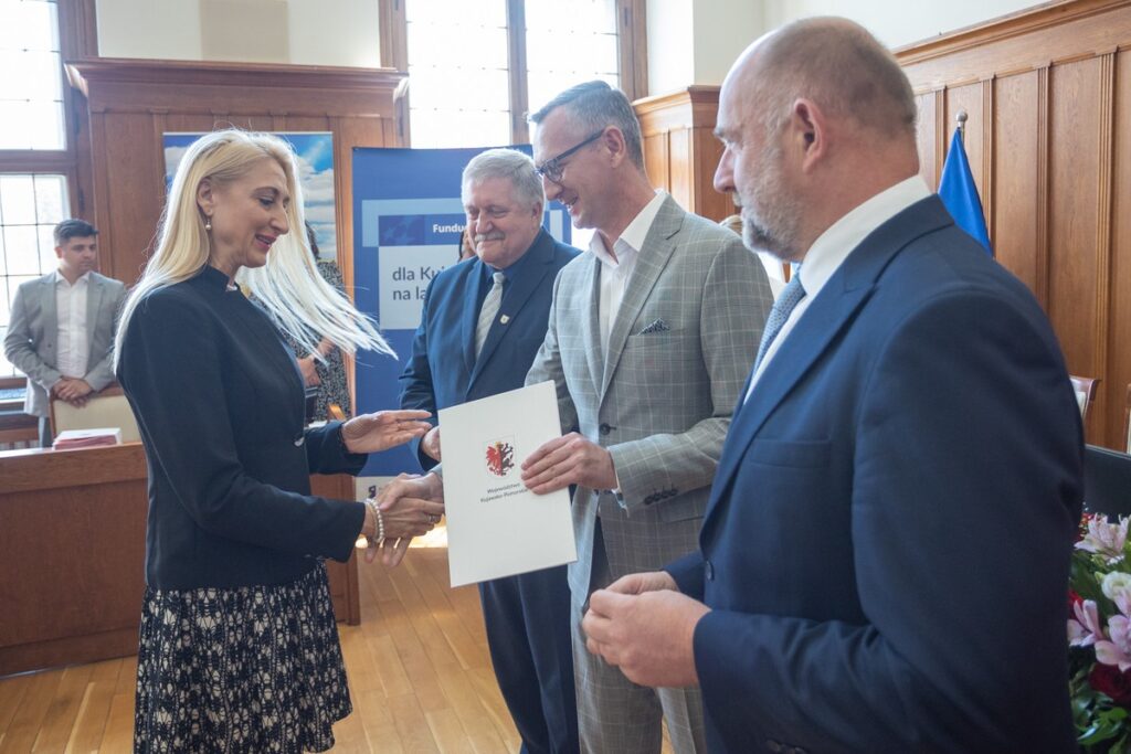 Ceremonia wręczenia umów, fot. Mikołaj Kuras dla UMWKP