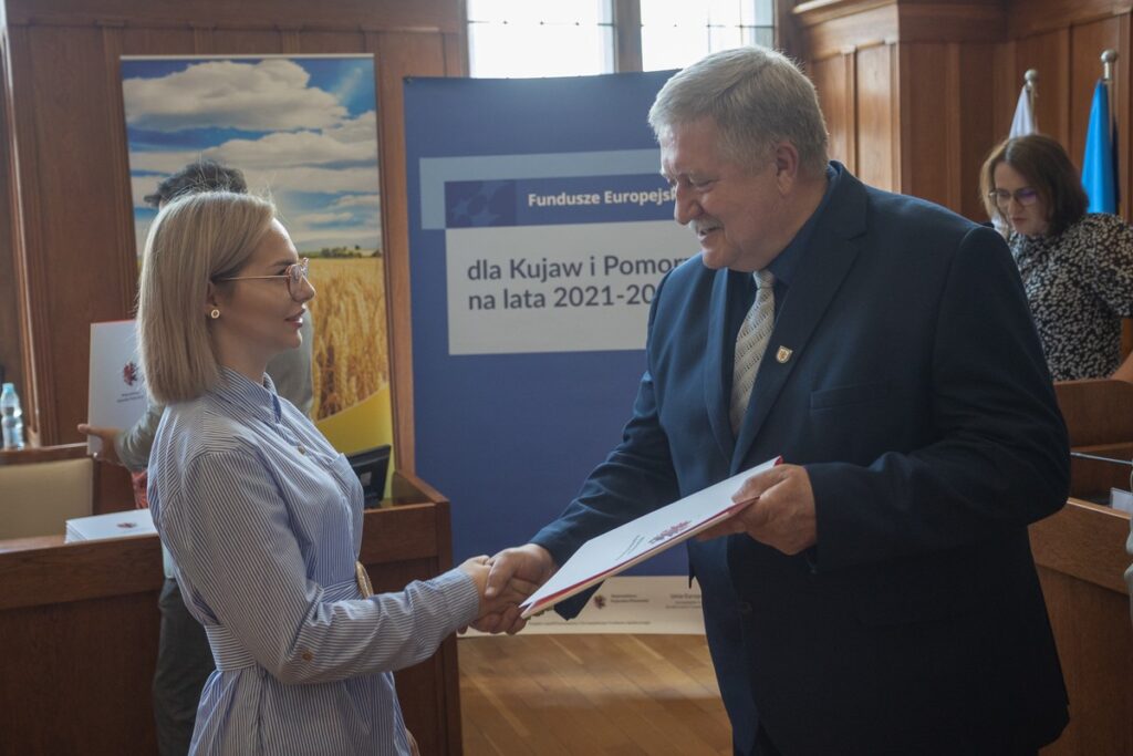 Ceremonia wręczenia umów, fot. Mikołaj Kuras dla UMWKP