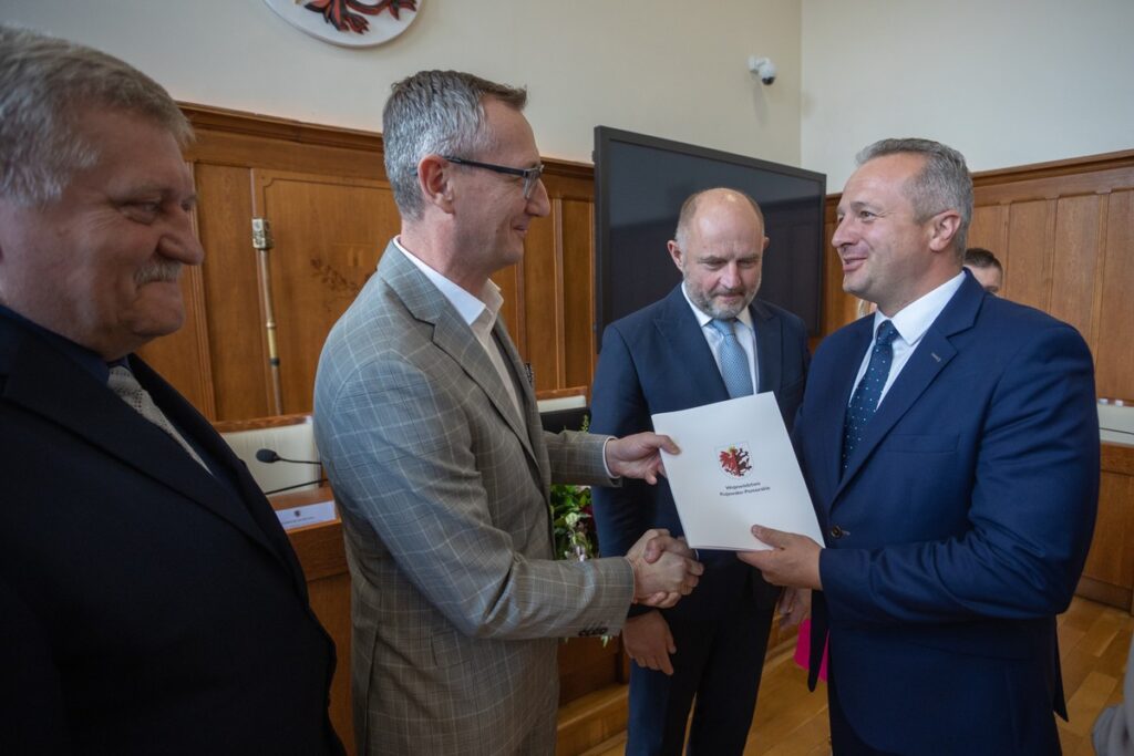 Ceremonia wręczenia umów, fot. Mikołaj Kuras dla UMWKP