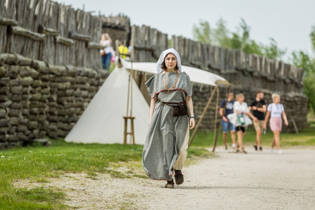 Majówka w Biskupinie fot. Tomasz Czachorowski/eventphoto.com.pl dla UMWKP