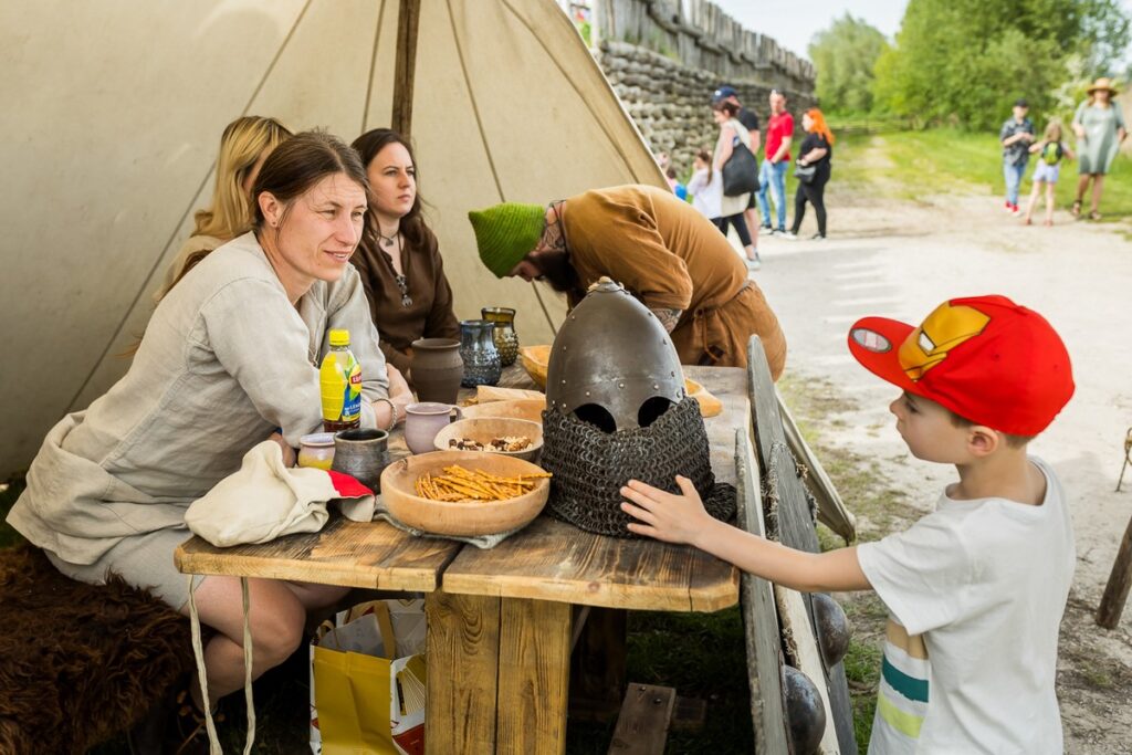 Majówka w Biskupinie fot. Tomasz Czachorowski/eventphoto.com.pl dla UMWKP