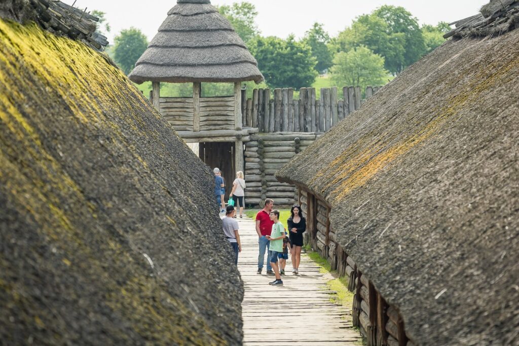 Majówka w Biskupinie fot. Tomasz Czachorowski/eventphoto.com.pl dla UMWKP