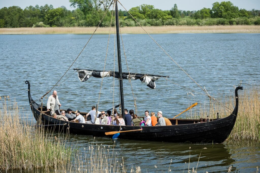 Majówka w Biskupinie fot. Tomasz Czachorowski/eventphoto.com.pl dla UMWKP