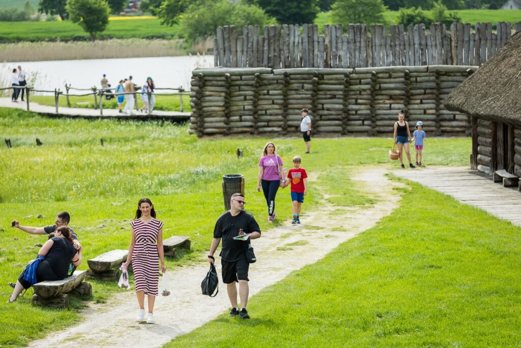 Majówka w Biskupinie, fot. Tomasz Czachorowski/eventphoto.com.pl dla UMWKP