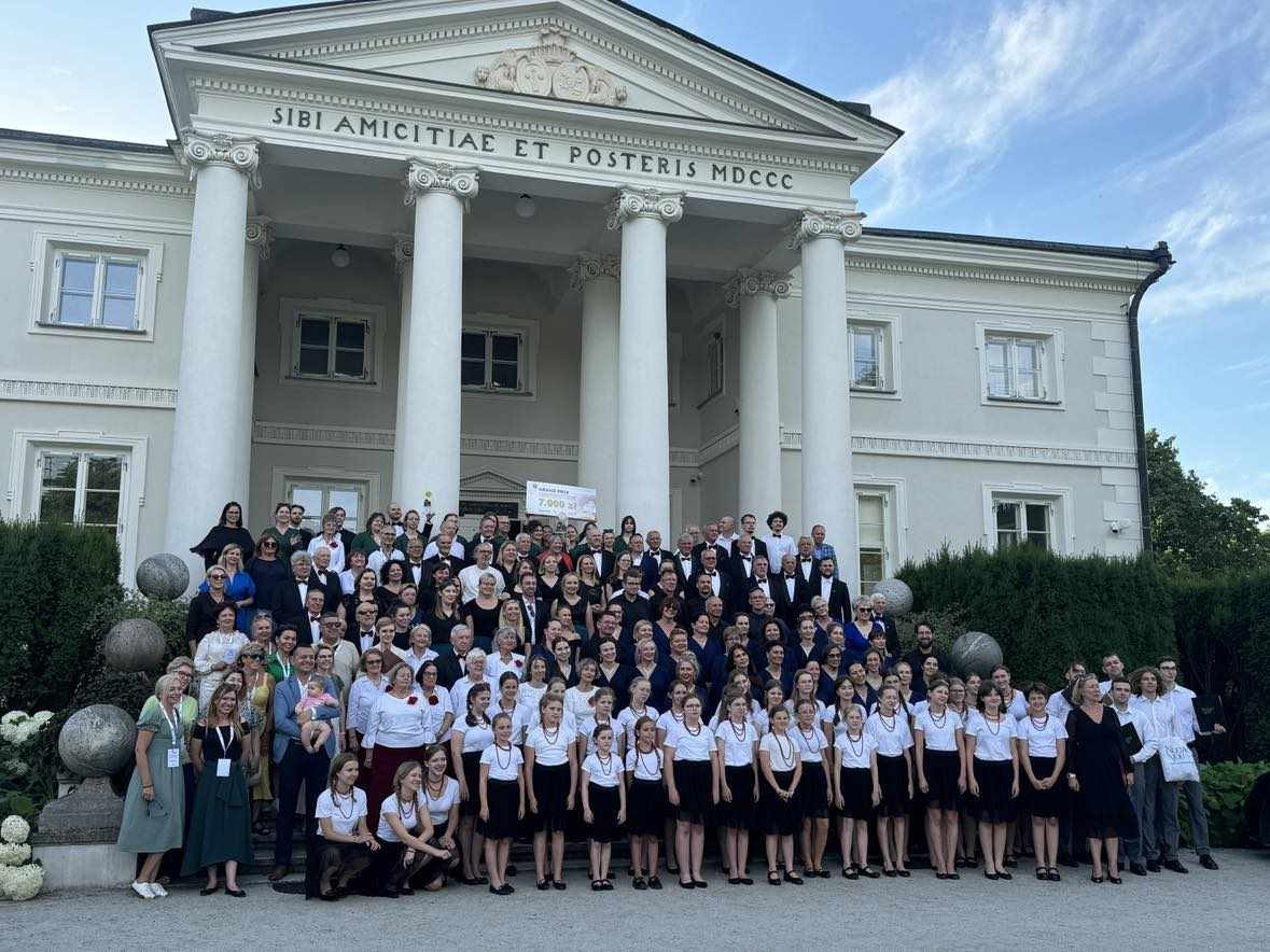 I Ogólnopolski Konkurs i Festiwal Chóralny „O złotą kulę Atlasa”, zdjęcie grupowe wszystkich uczestników przed głównym wejściem Pałacu Lubostroń , fot. UMWKP