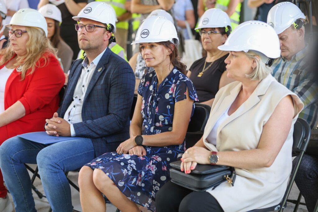 Ceremonia zawieszenia wiechy na nowym skrzydle Książnicy Kopernikańskiej, fot. Szymon Zdziebło dla UMWKP