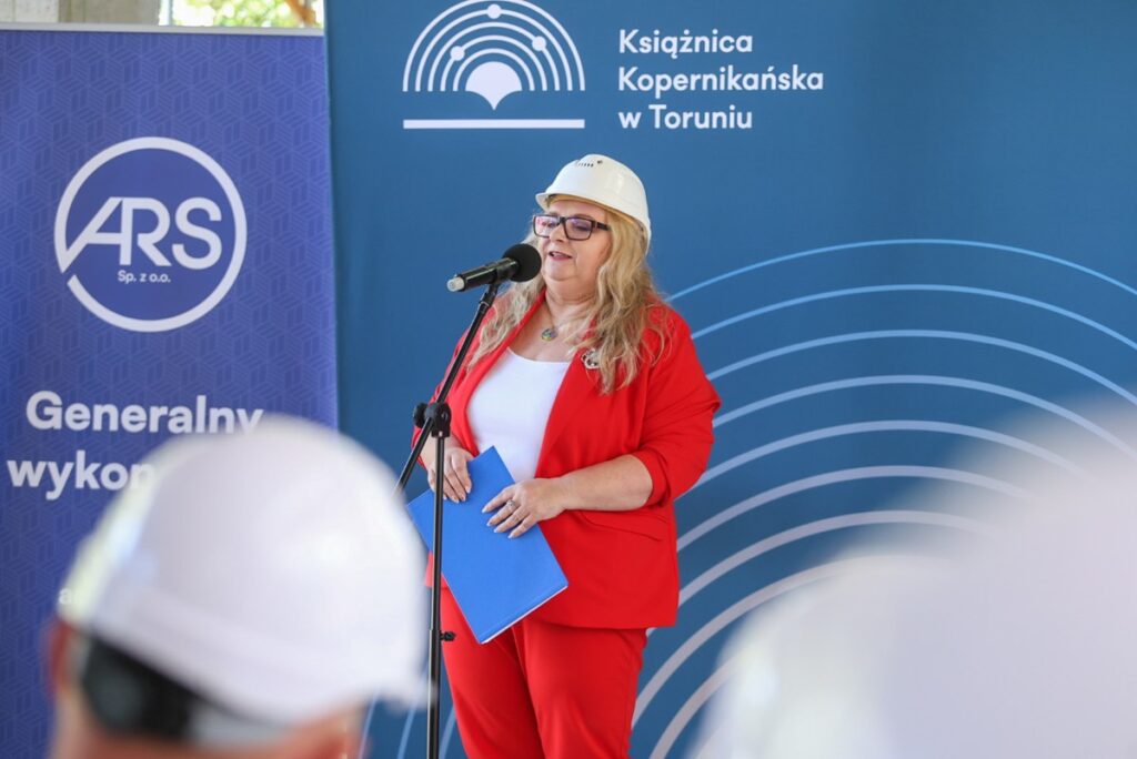 Ceremonia zawieszenia wiechy na nowym skrzydle Książnicy Kopernikańskiej, fot. Szymon Zdziebło dla UMWKP