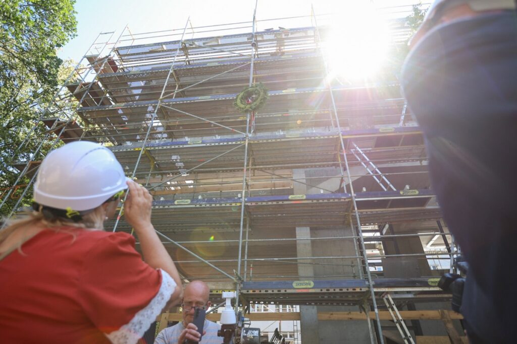 Ceremonia zawieszenia wiechy na nowym skrzydle Książnicy Kopernikańskiej, fot. Szymon Zdziebło dla UMWKP