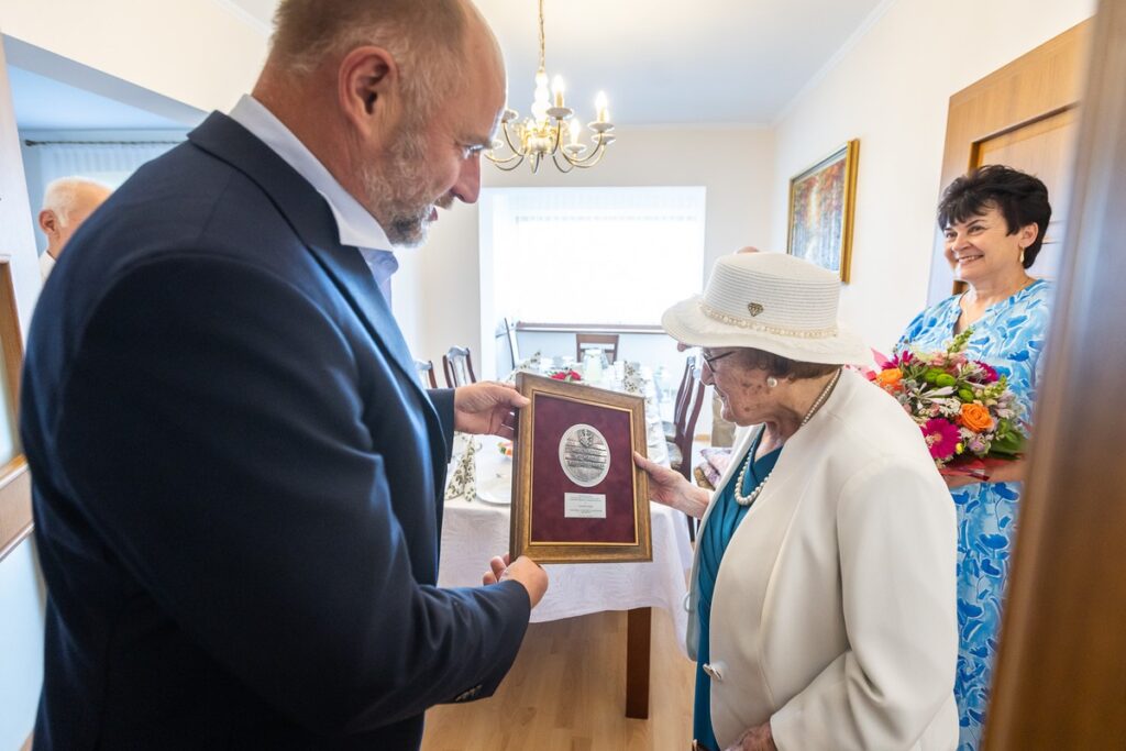 Wręczenie medalu Genowefie Łobodzie, fot. Szymon Zdziebło/tarantoga.pl dla UMWKP