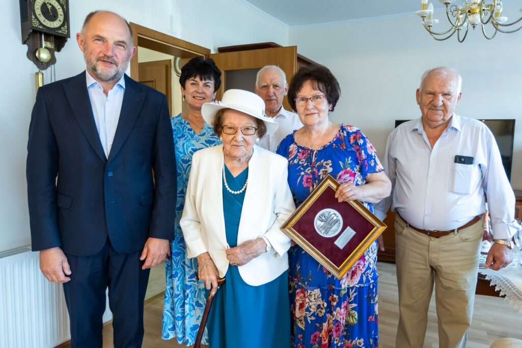 Wręczenie medalu Genowefie Łobodzie, fot. Szymon Zdziebło/tarantoga.pl dla UMWKP