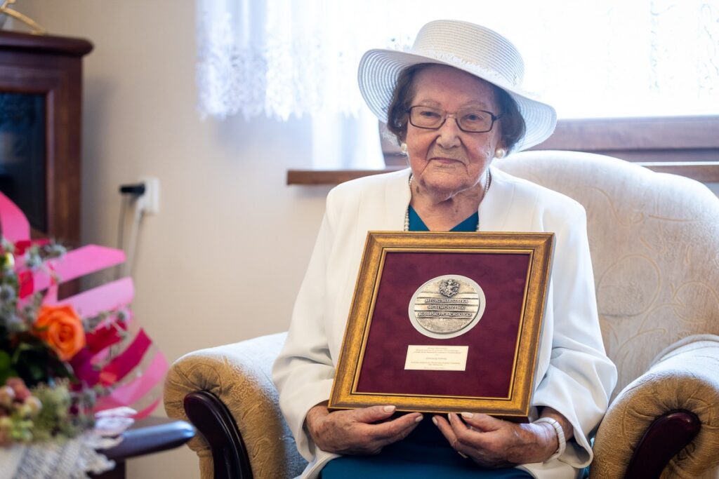 Wręczenie medalu Genowefie Łobodzie, fot. Szymon Zdziebło/tarantoga.pl dla UMWKP