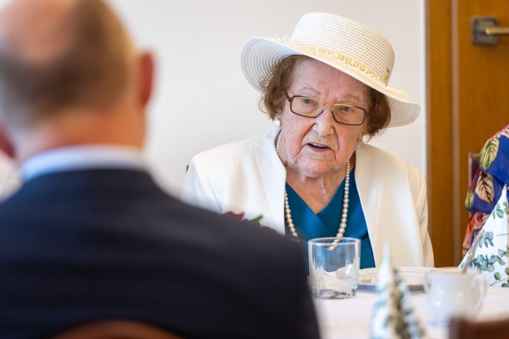 Wręczenie medalu Genowefie Łobodzie, fot. Szymon Zdziebło/tarantoga.pl dla UMWKP