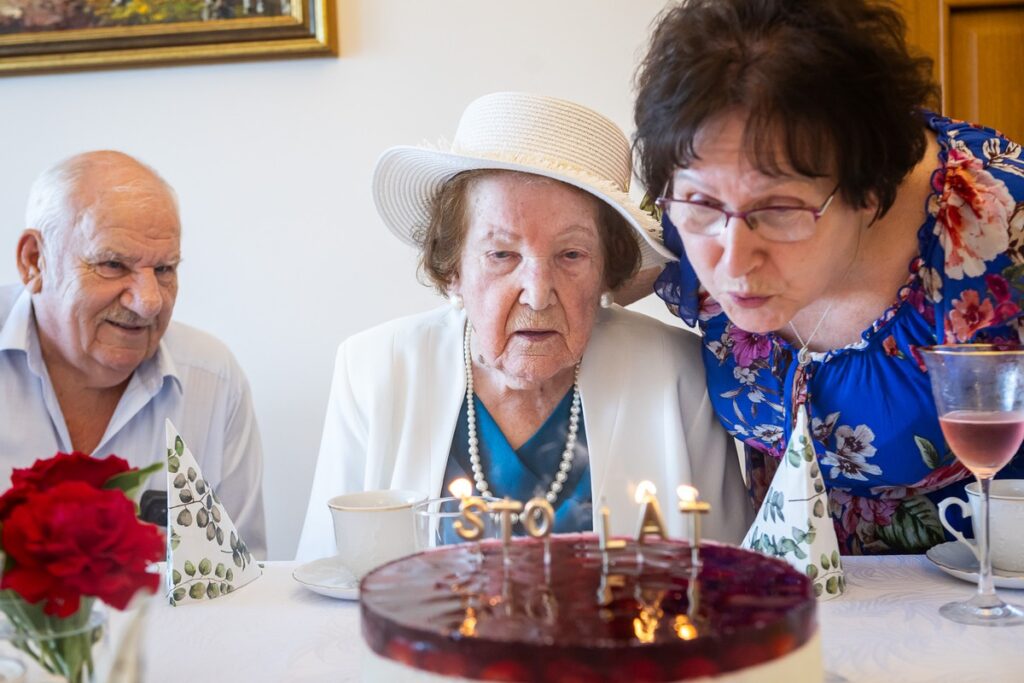 Wręczenie medalu Genowefie Łobodzie, fot. Szymon Zdziebło/tarantoga.pl dla UMWKP
