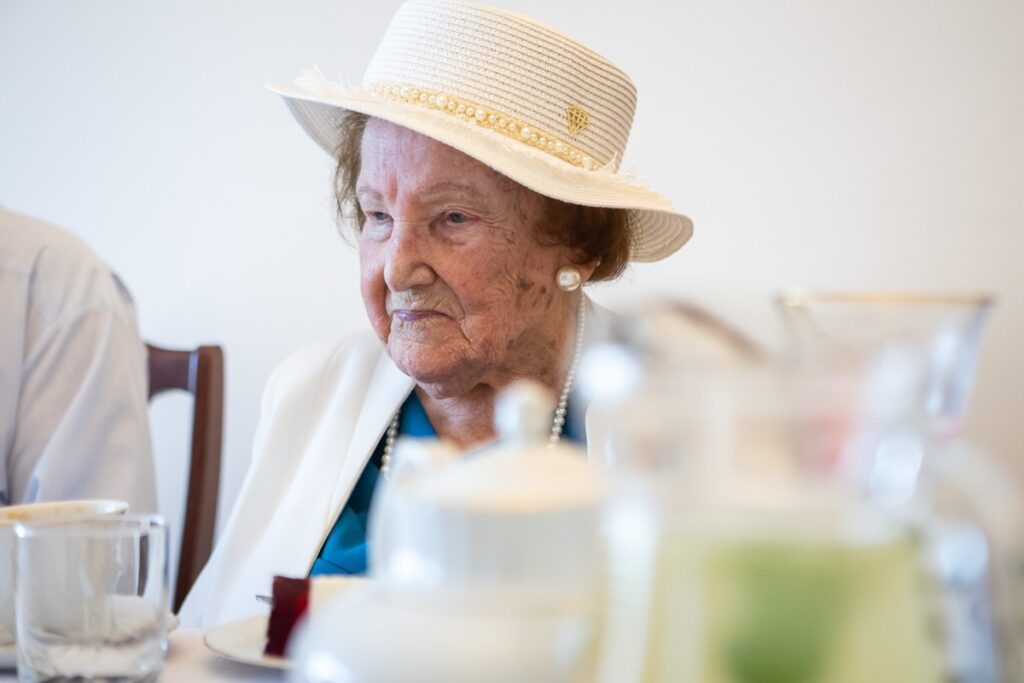 Wręczenie medalu Genowefie Łobodzie, fot. Szymon Zdziebło/tarantoga.pl dla UMWKP
