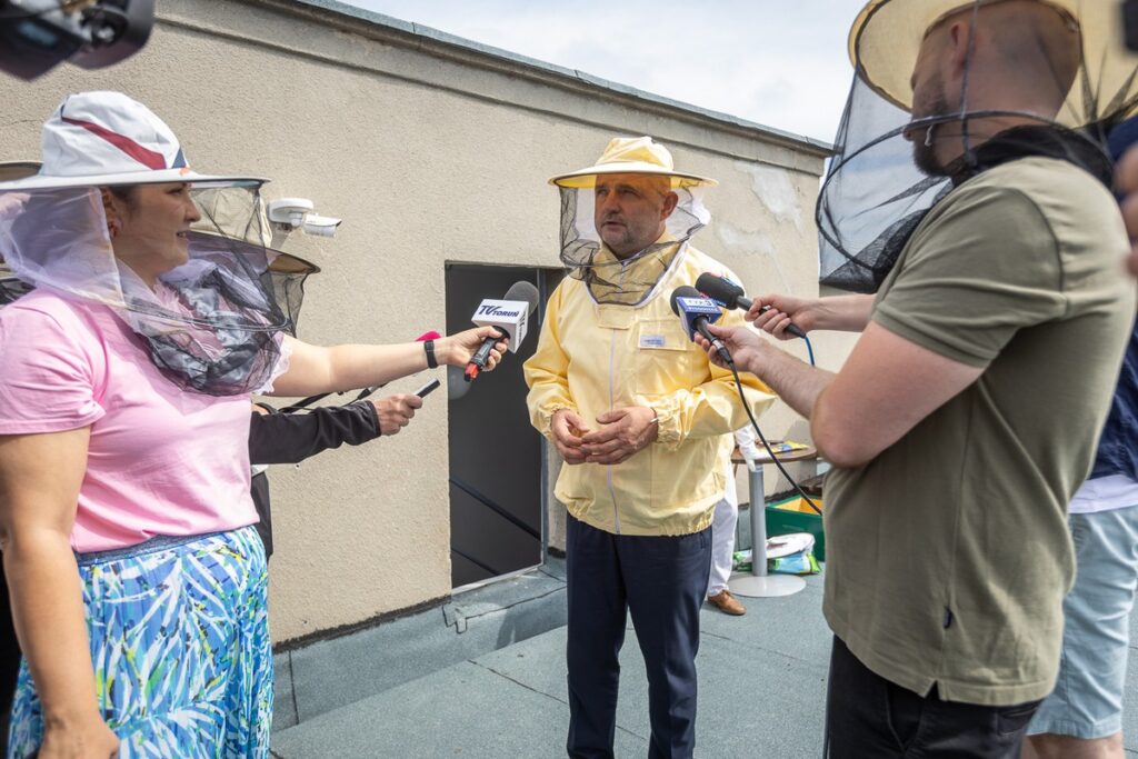 Miodobranie z marszałkiem Piotrem Całbeckim fot. Szymon Zdziebło/tarantoga.pl dla UMWKP