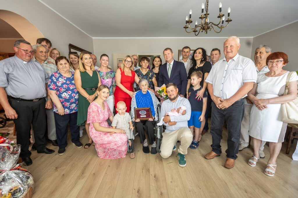 Wręczenie medalu Unitas Durat Mariannie Staniszewskiej, fot. Szymon Zdziebło/tarantoga.pl dla UMWKP