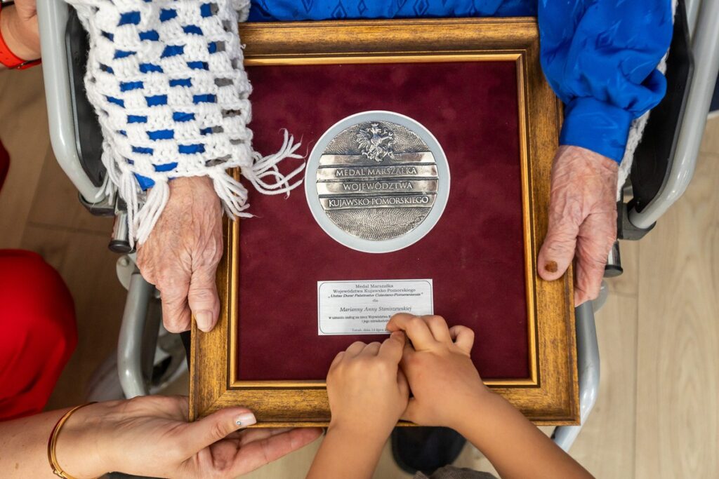 Wręczenie medalu Unitas Durat Mariannie Staniszewskiej, fot. Szymon Zdziebło/tarantoga.pl dla UMWKP