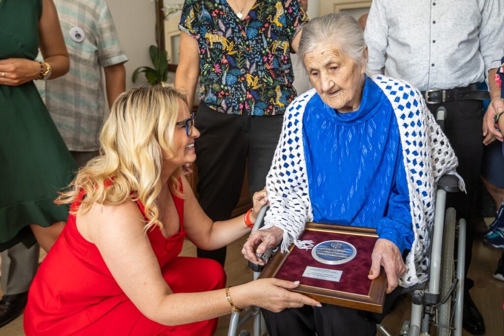 Wręczenie medalu Unitas Durat Mariannie Staniszewskiej, fot. Szymon Zdziebło/tarantoga.pl dla UMWKP