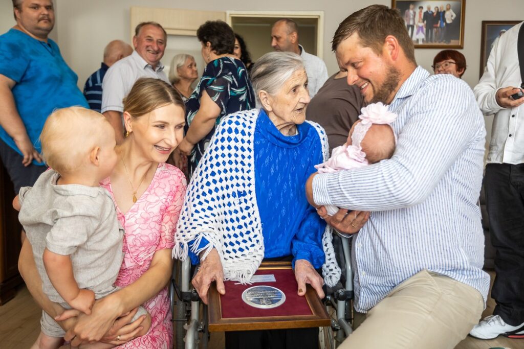 Wręczenie medalu Unitas Durat Mariannie Staniszewskiej, fot. Szymon Zdziebło/tarantoga.pl dla UMWKP