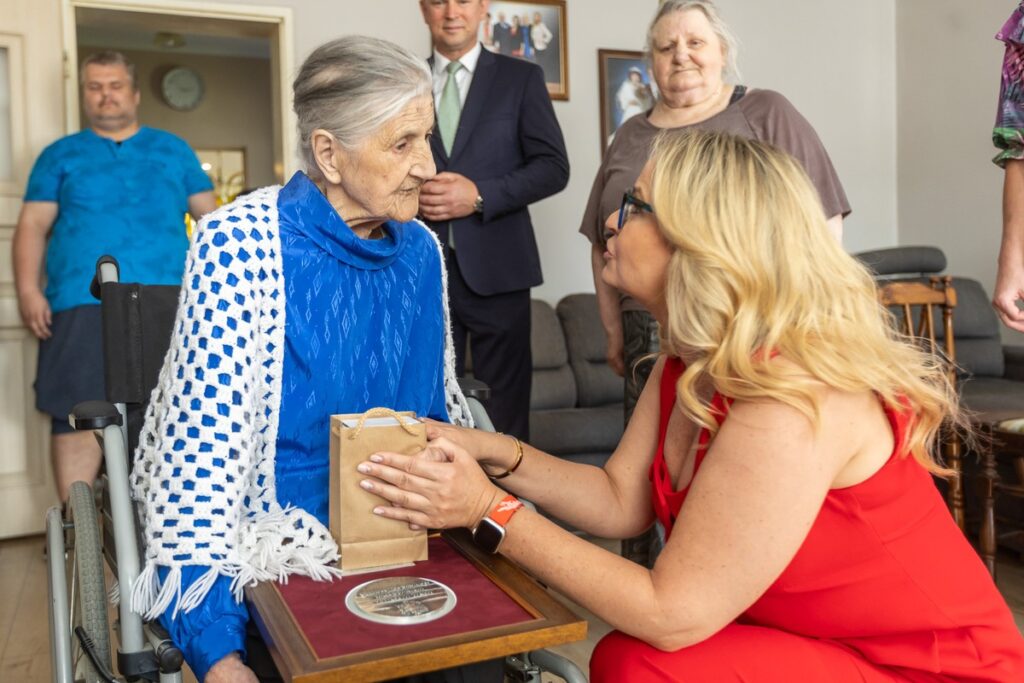 Wręczenie medalu Unitas Durat Mariannie Staniszewskiej, fot. Szymon Zdziebło/tarantoga.pl dla UMWKP