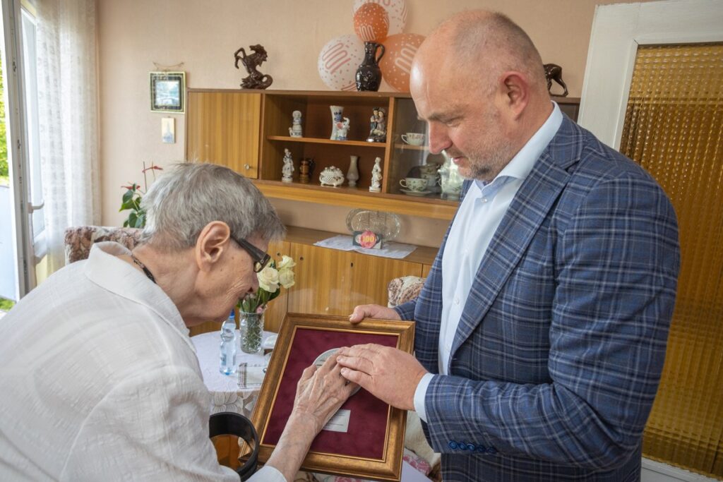 Wręczenie medalu Unitas Durat Annie Jankowskiej, fot. Mikołaj Kuras dla UMWKP