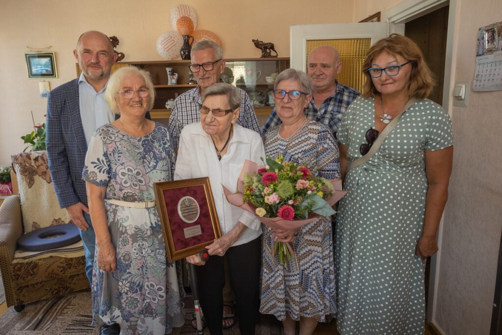 Wręczenie medalu Unitas Durat Annie Jankowskiej, fot. Mikołaj Kuras dla UMWKP