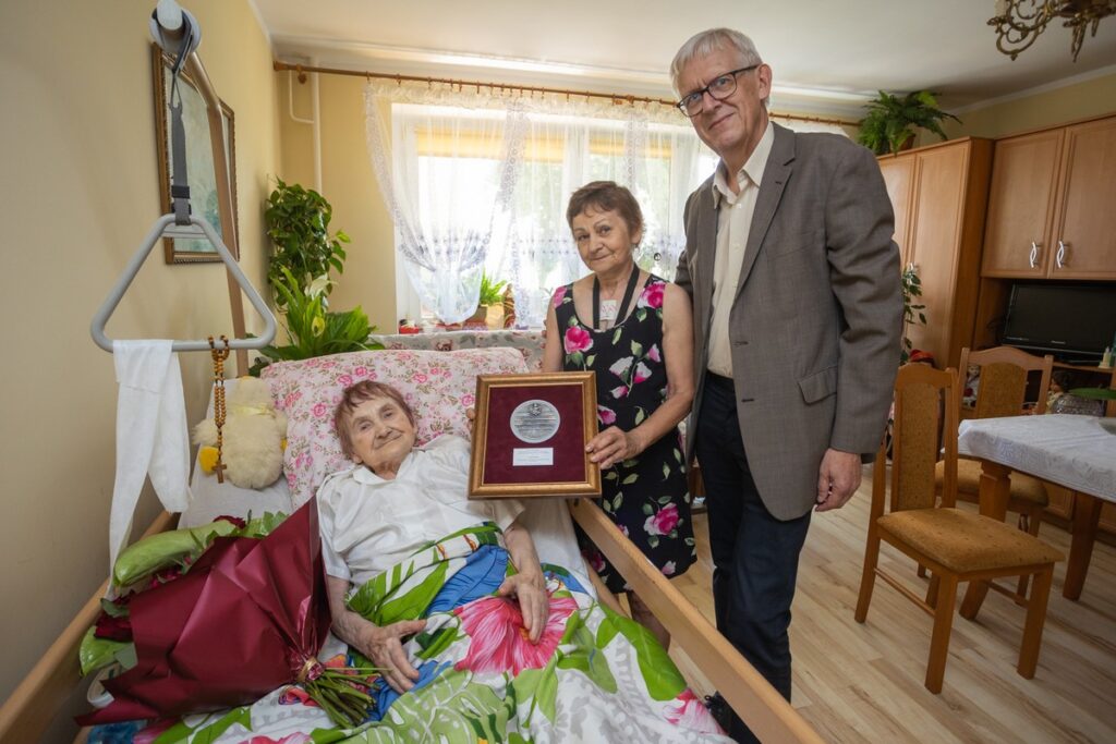 Wręczenie medalu Unitas Durat Cecylii Kulik, fot. Mikołaj Kuras dla UMWKP