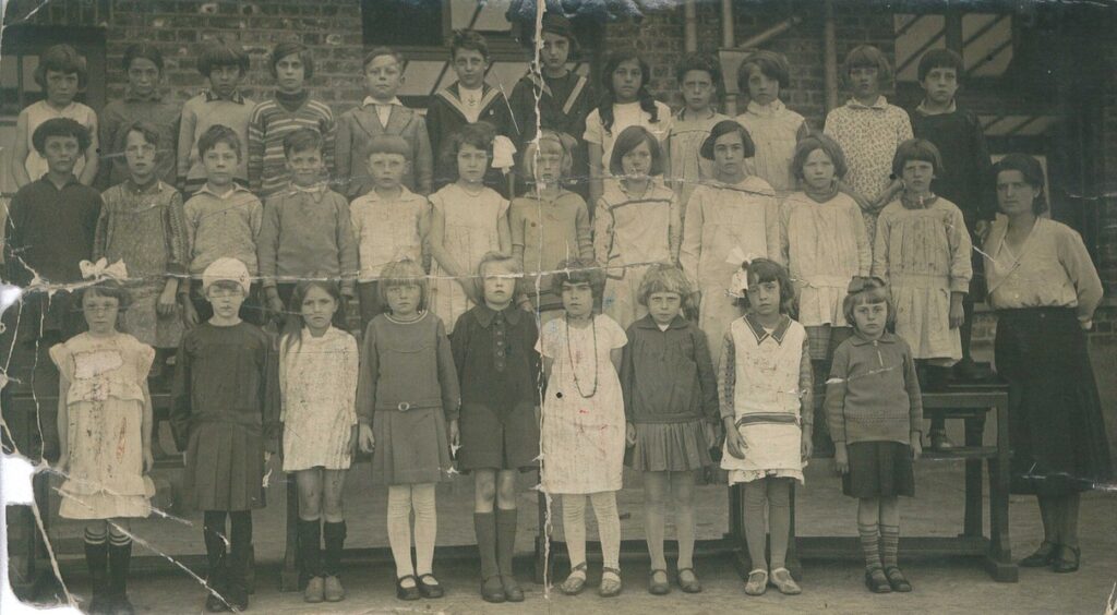 Belgia, lata 30-te, Maria - pierwszy rząd, czwarta od lewej, fot. z archiwum rodziny